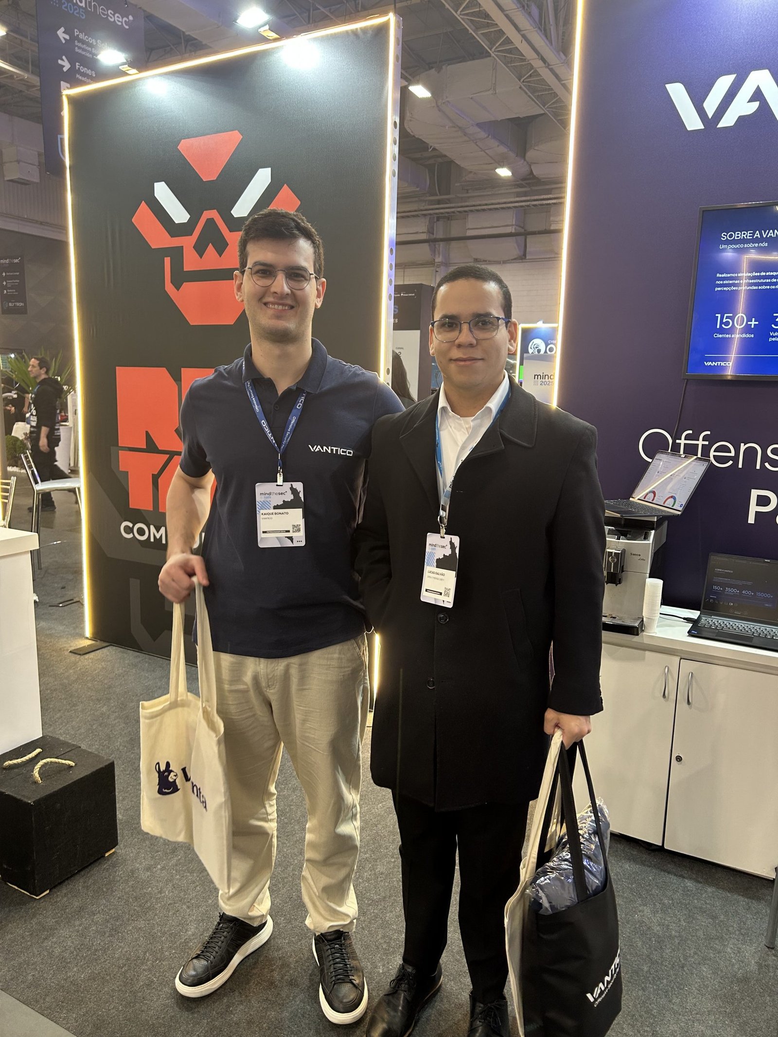 Kaique Bonato e Lucas Galvão, CEO da Vanta, na Mind The Sec 2025